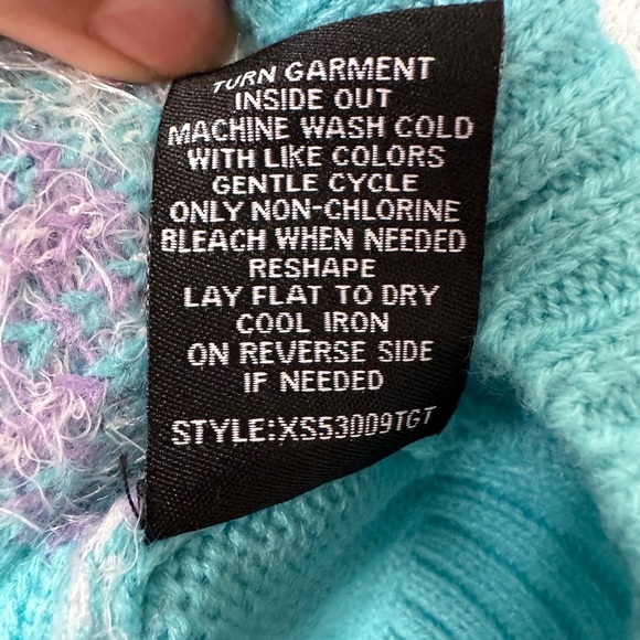 33 DEGREES Fuzzy Holiday Snowflakes Reindeer Large Scoop Crew Sweater BNWT - Picture 8 of 9